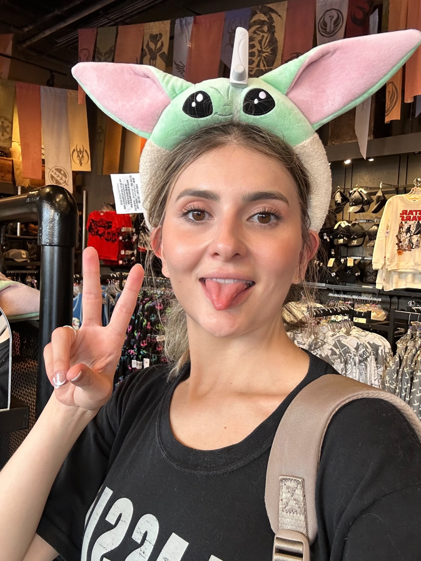 Pau con diadema de Grogu en una tienda de Star Wars