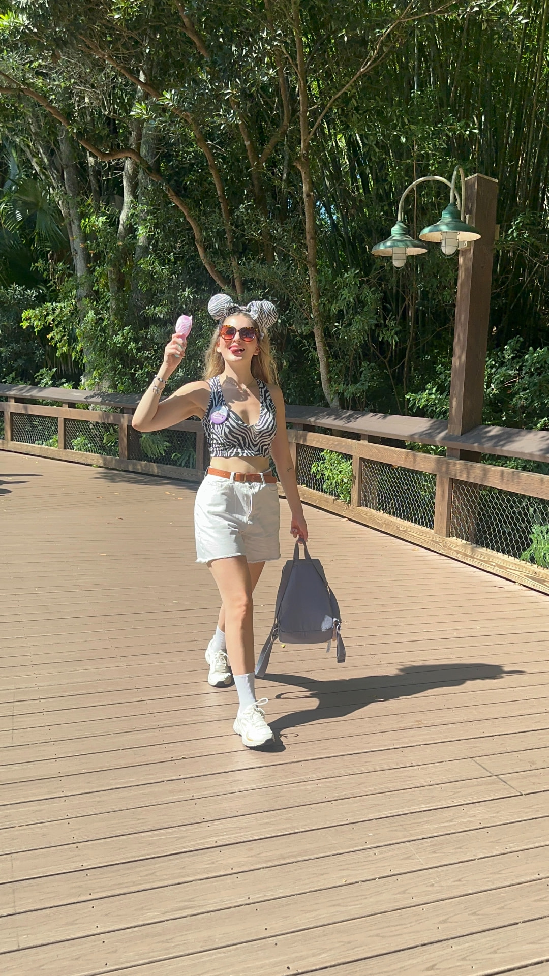 Pau caminando por un sendero de madera en un parque temático